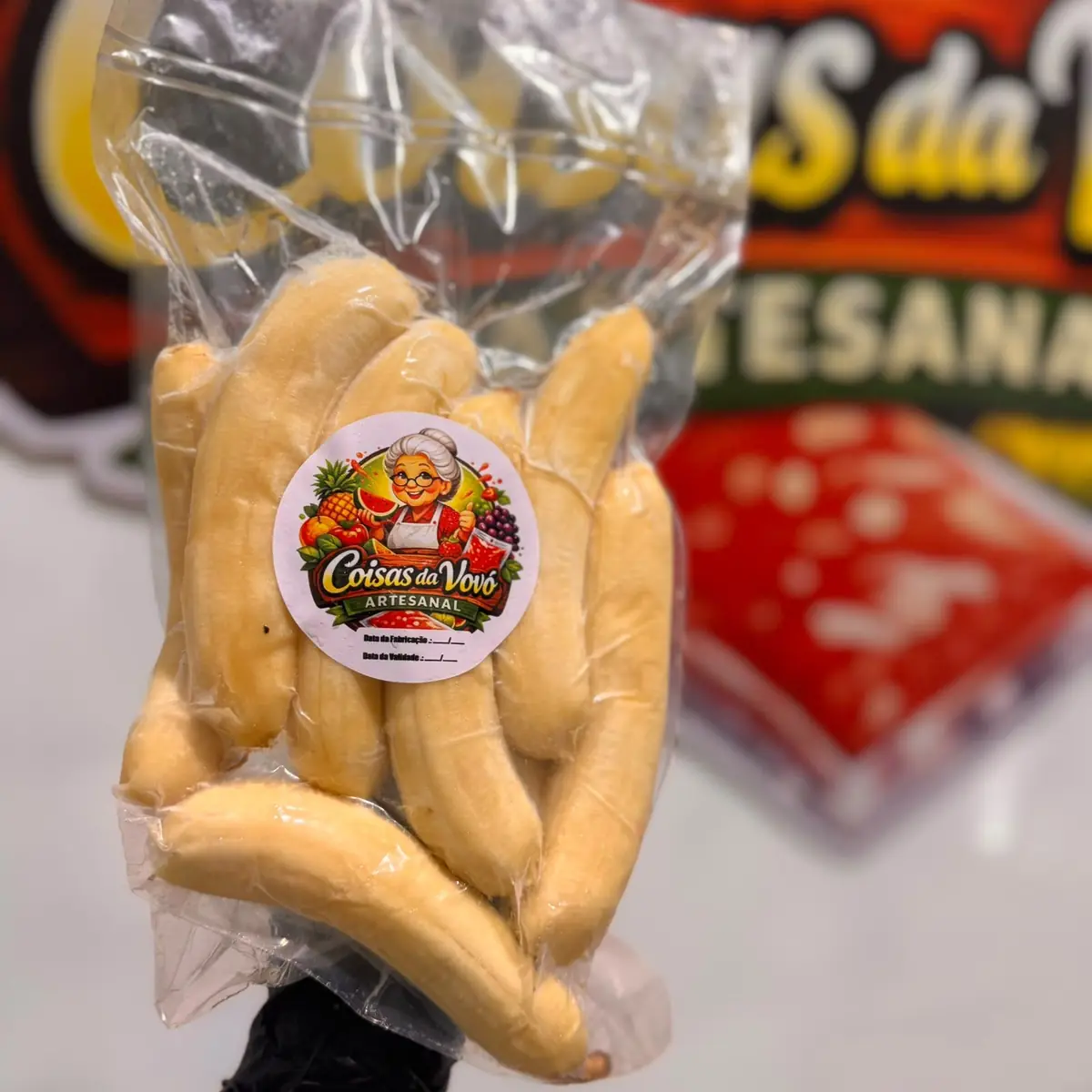 Banana inteira descascada embalado a vácuo — embalagem da Coisas da Vovó Artesanal